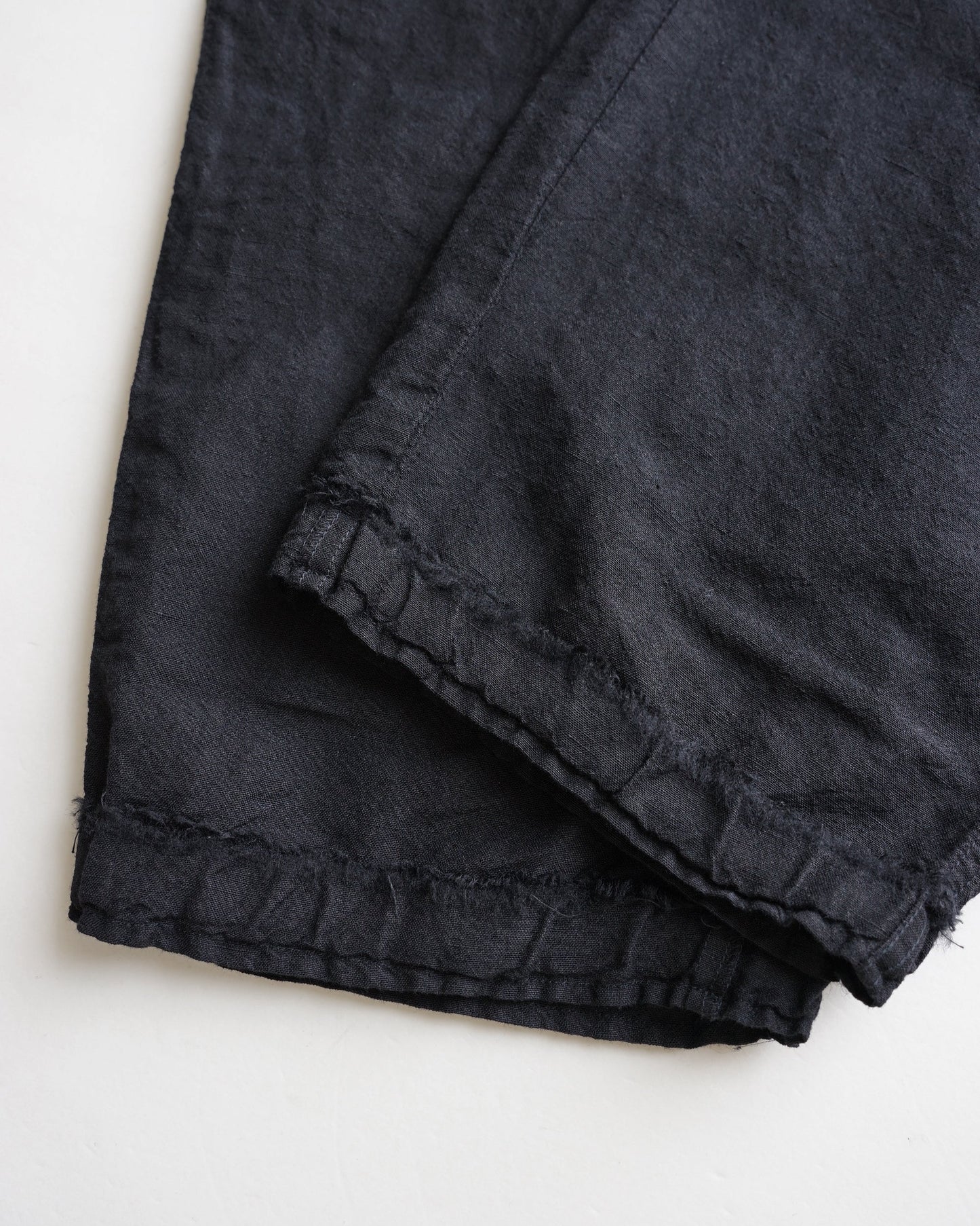 イージーパンツ 裾口 ゴム ディテール