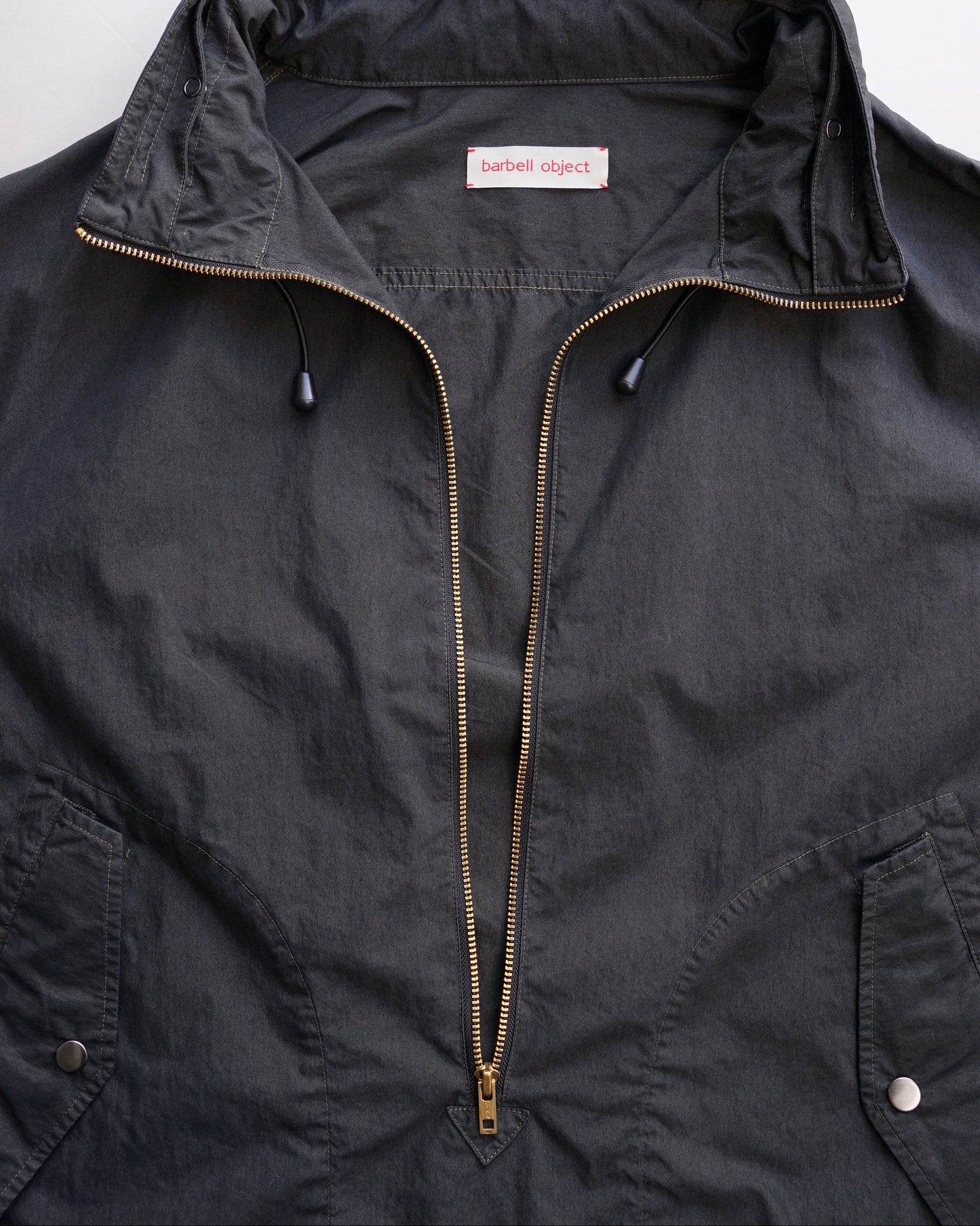 プルオーバーブルゾン ファスナーを開けた状態 ディテール