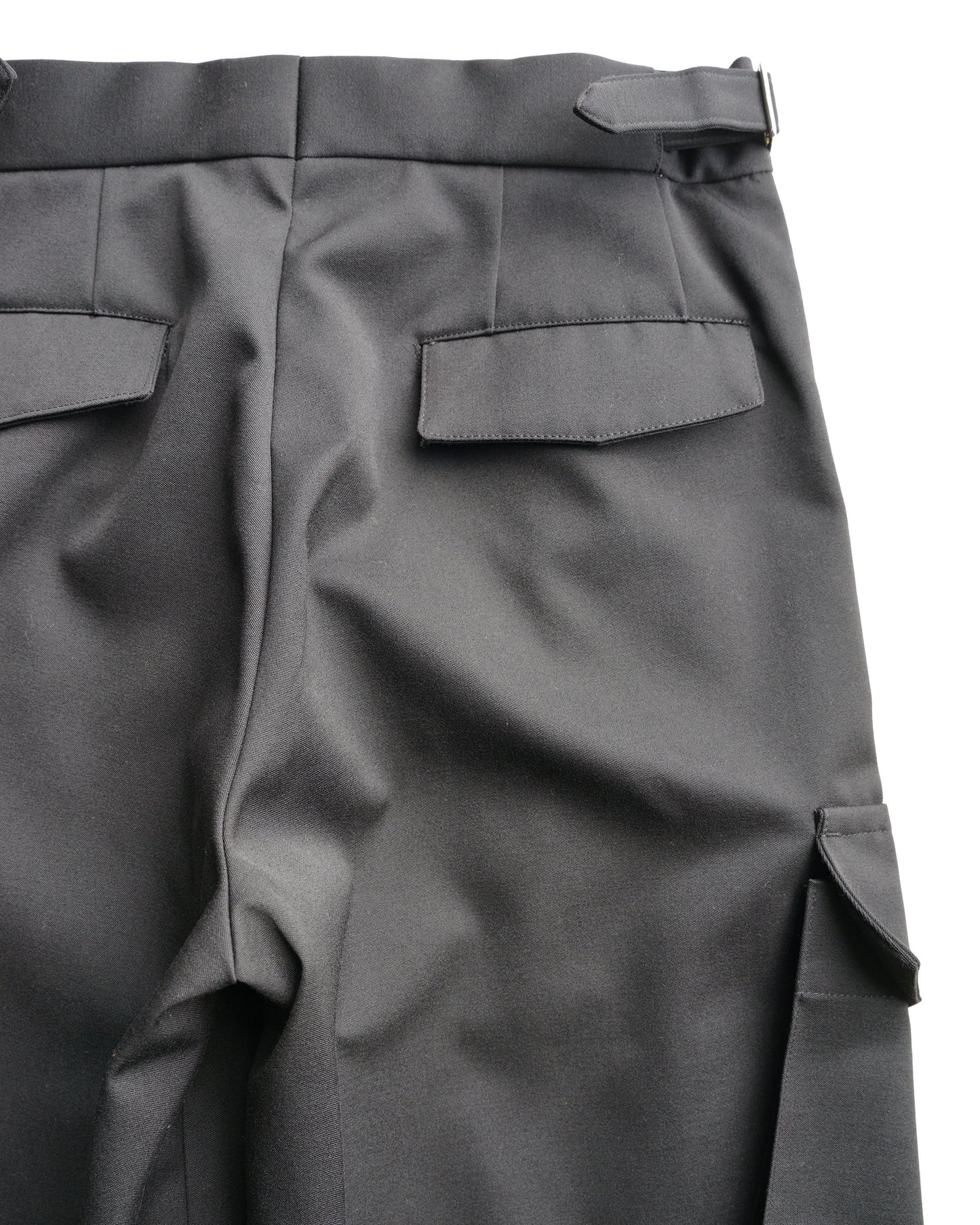 クロスタックカーゴ ブラック 背面 ポケットディテール