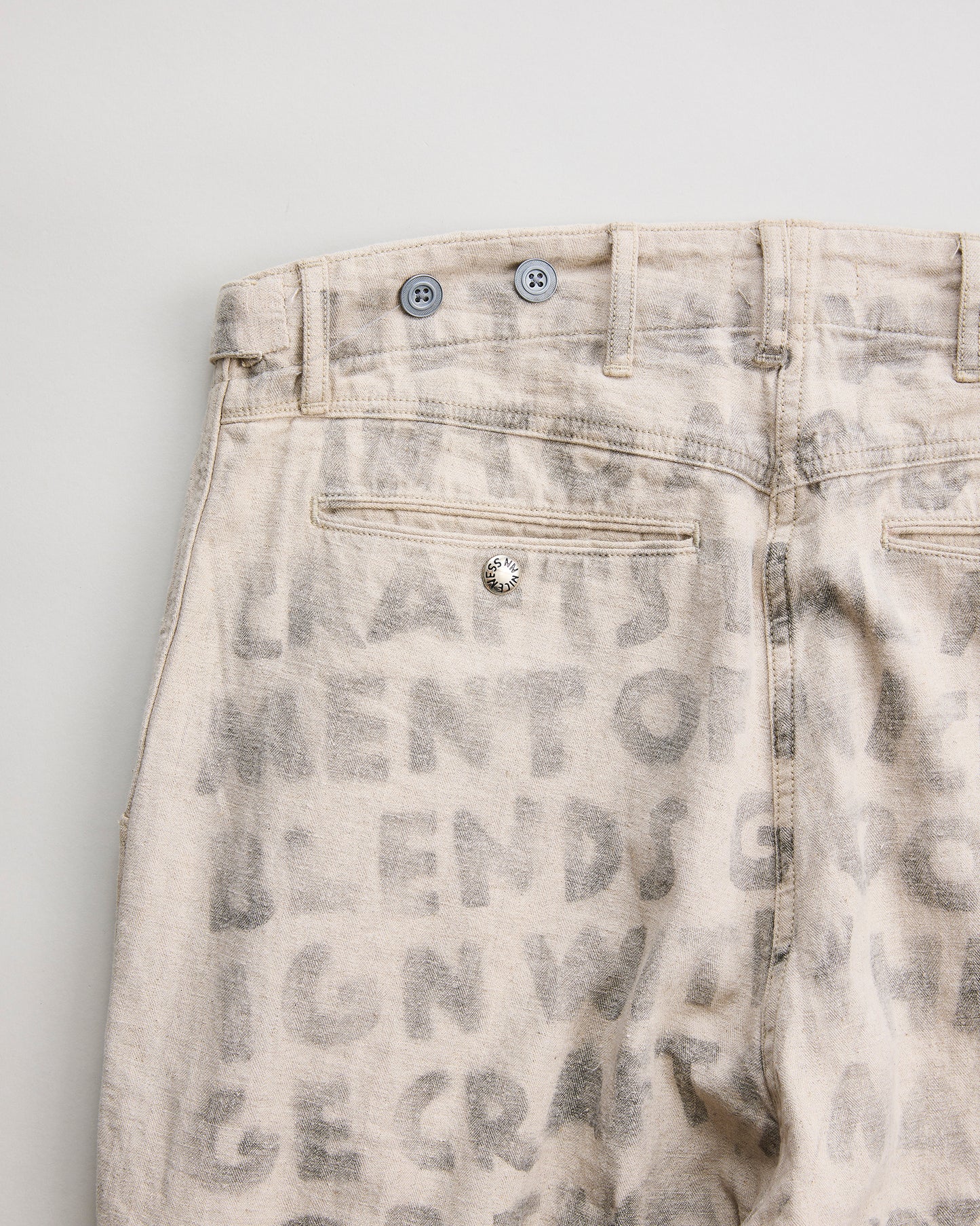 NICENESS ナイスネス HAND STENCIL UTILITY PANTS H.BLISS ユーティリティパンツ ハンドステンシル NATURAL バックポケット ディテール