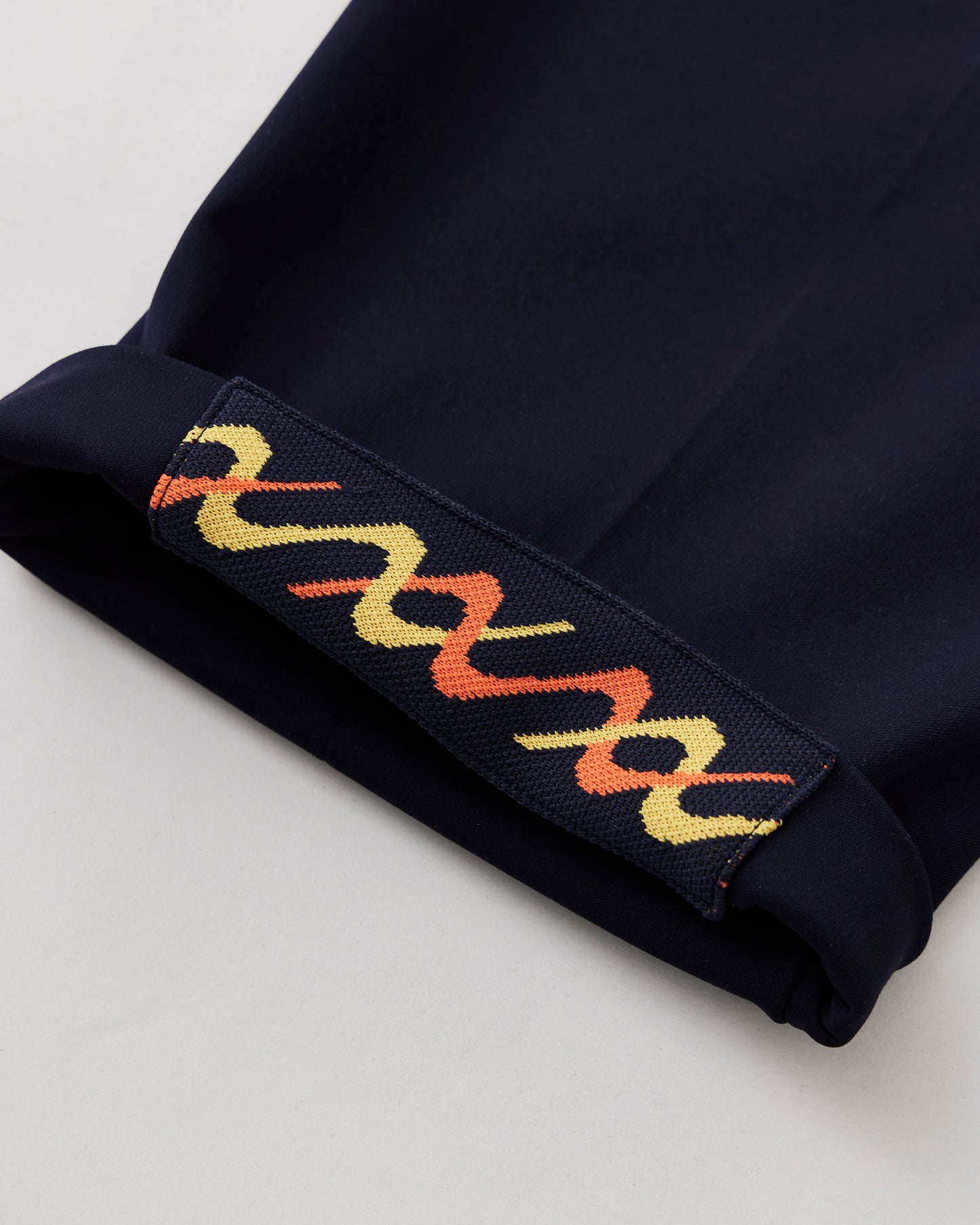 トラックパンツ 裾の裏