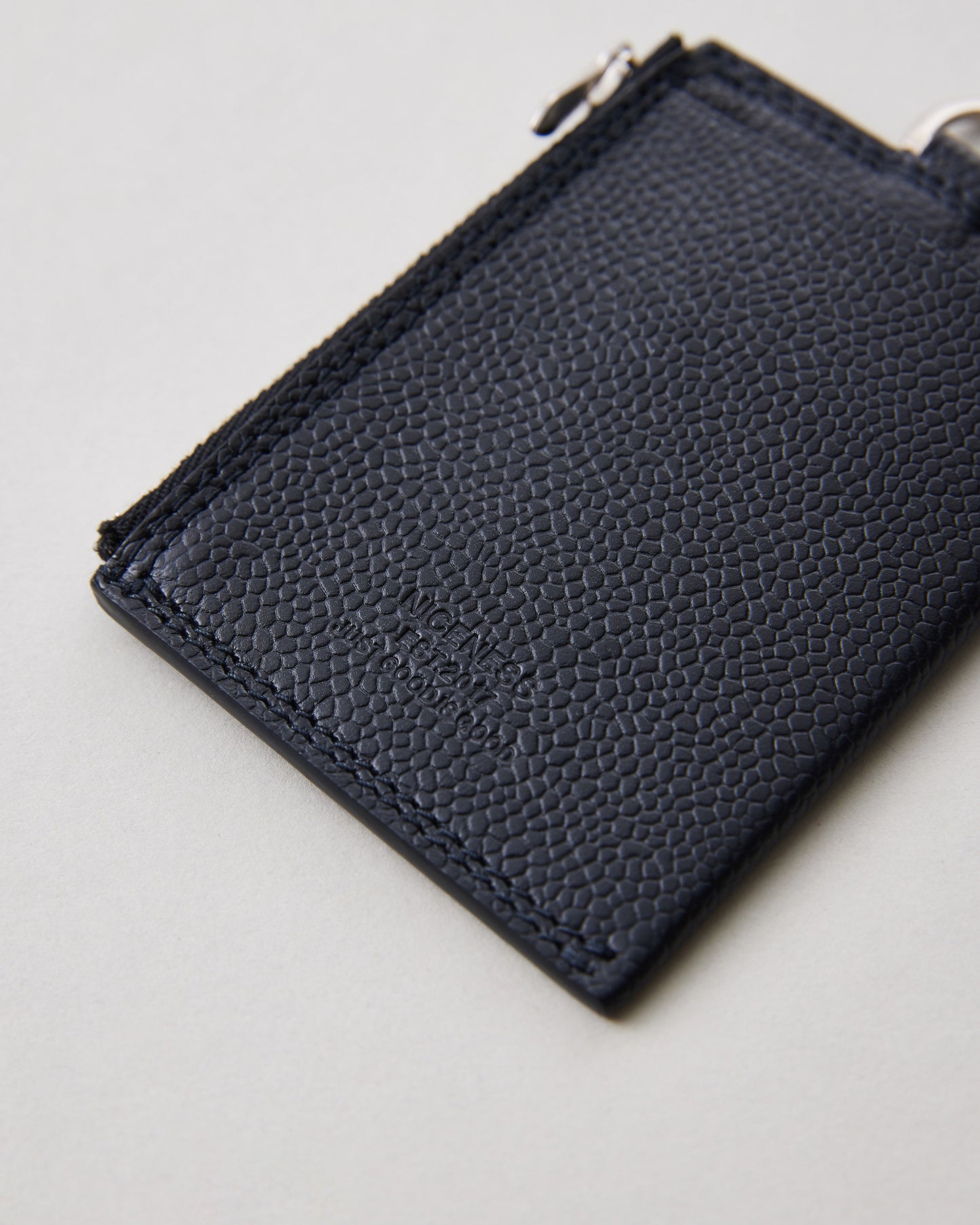 ジップケース ロゴの刻印部分 ブラック レザー