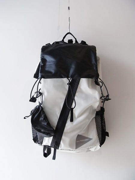 and wander (アンドワンダー)　30L backpack
