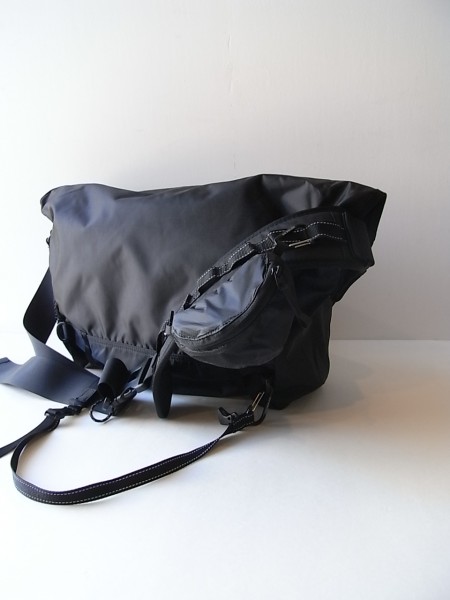 and wander　20L messenger bag (black)