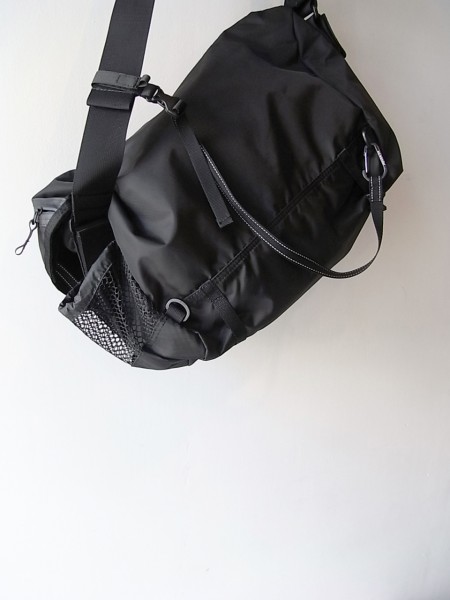and wander　20L messenger bag (black)