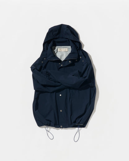 POLYPLOID MOUNTAIN JACKET ポリプロイド　正面　マウンテンブルゾン　腕を曲げた状態