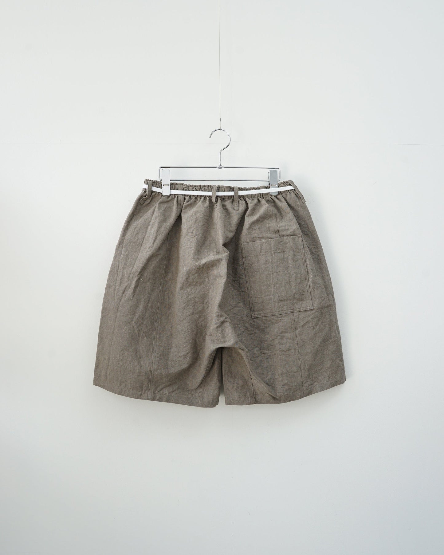 グレージュのトランクス型ショートパンツ　背面