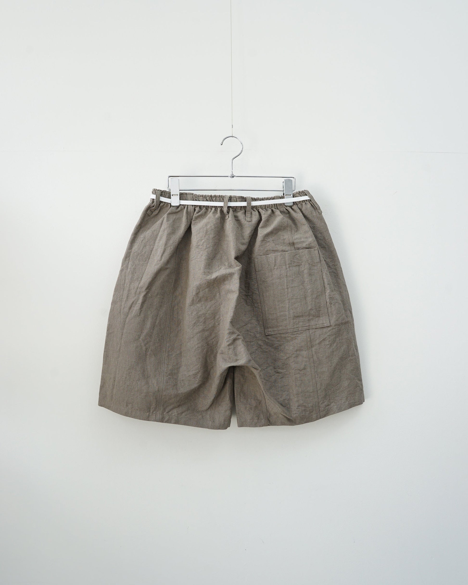 グレージュのトランクス型ショートパンツ　背面