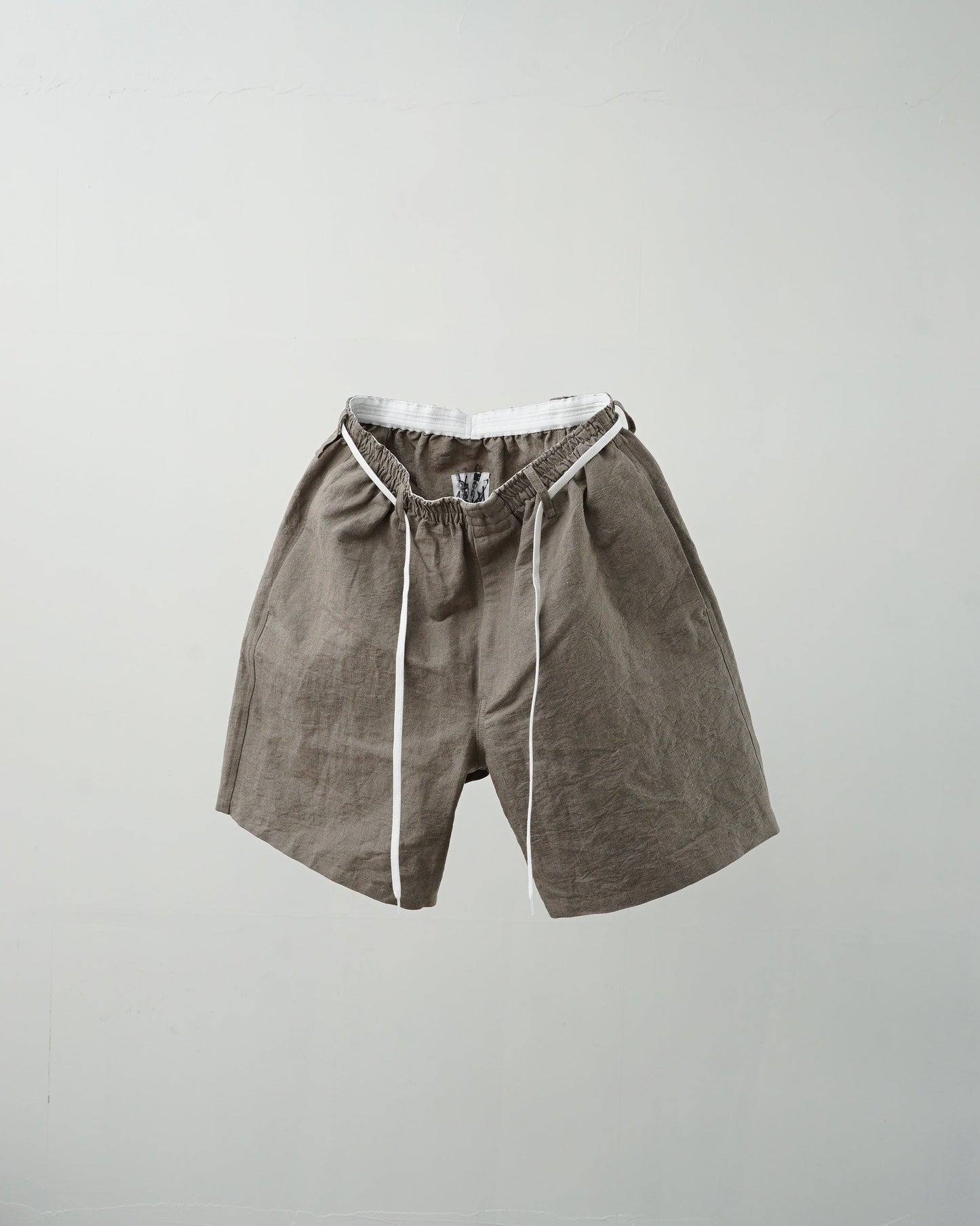 グレージュのトランクス型ショートパンツ　ウエストの紐をとった状態