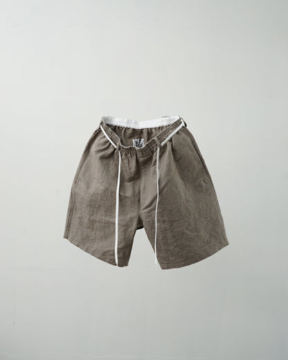 グレージュのトランクス型ショートパンツ　ウエストの紐をとった状態