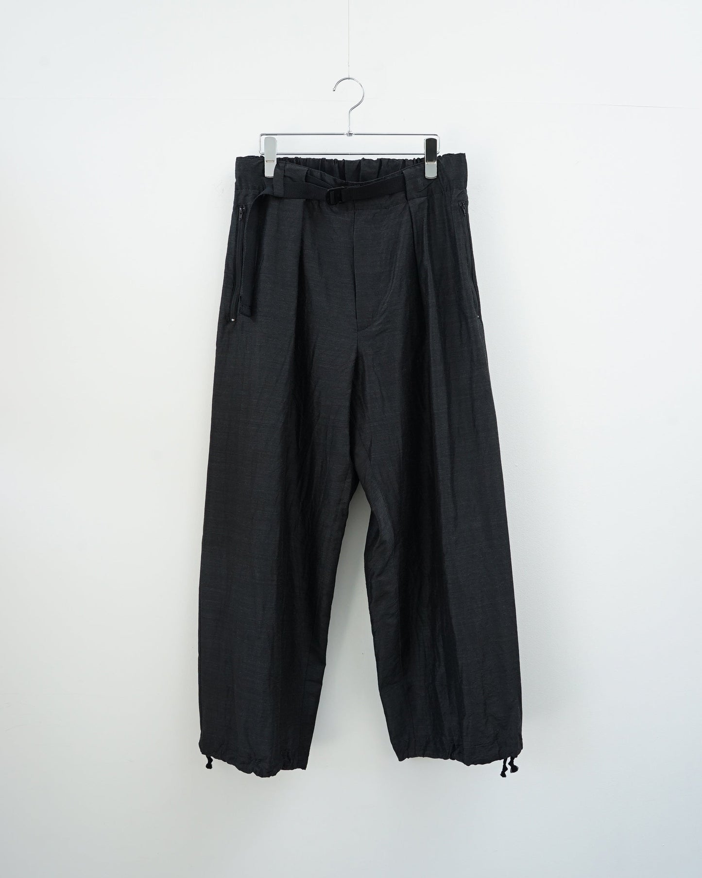 barbell objectのチャコールグレーワイドタックパンツ。正面から見た全体像