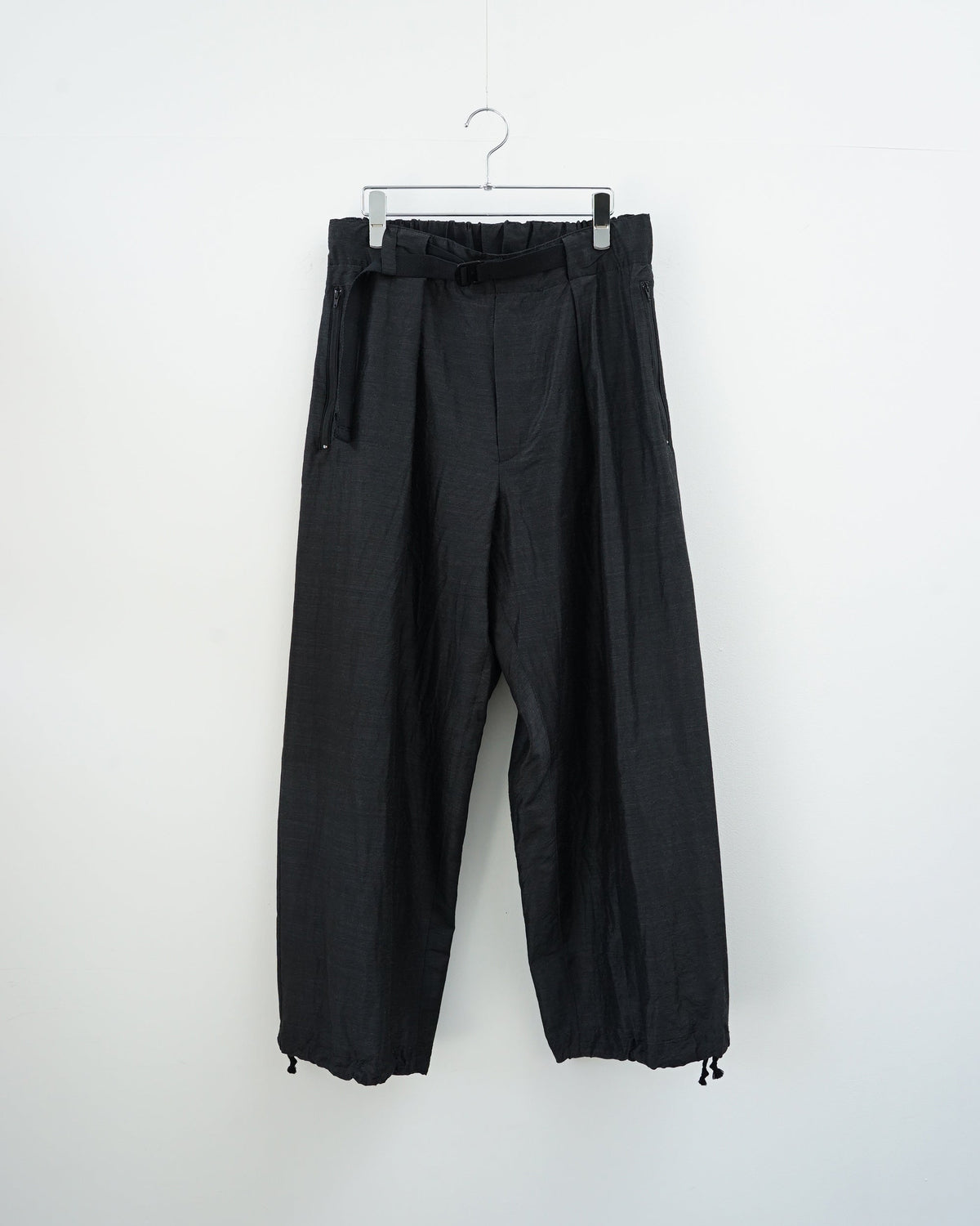 barbell objectのチャコールグレーワイドタックパンツ。正面から見た全体像