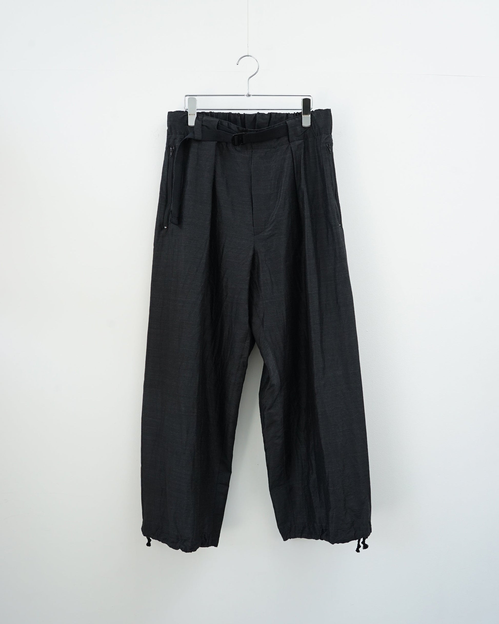 barbell objectのチャコールグレーワイドタックパンツ。正面から見た全体像