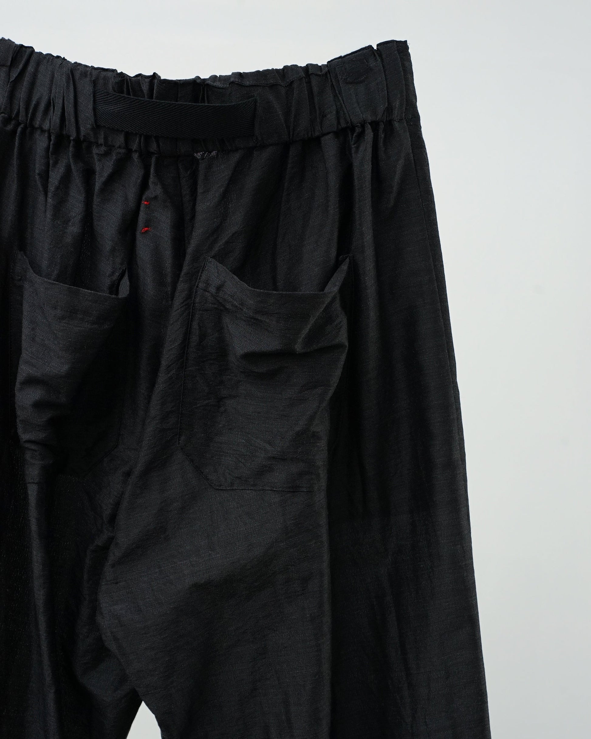 チャコールグレーのワイドタックパンツ。バックポケット