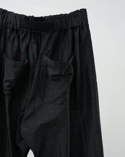 チャコールグレーのワイドタックパンツ。バックポケット