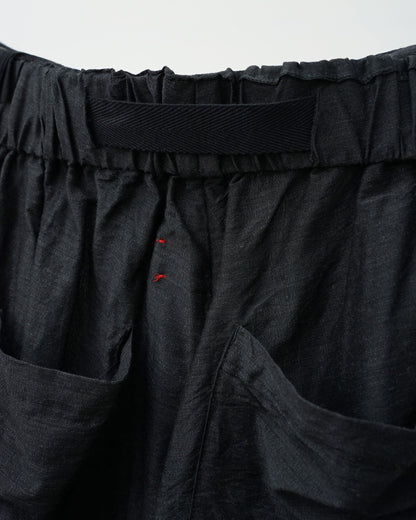 チャコールグレーのワイドタックパンツ。バックから見たウエストベルト