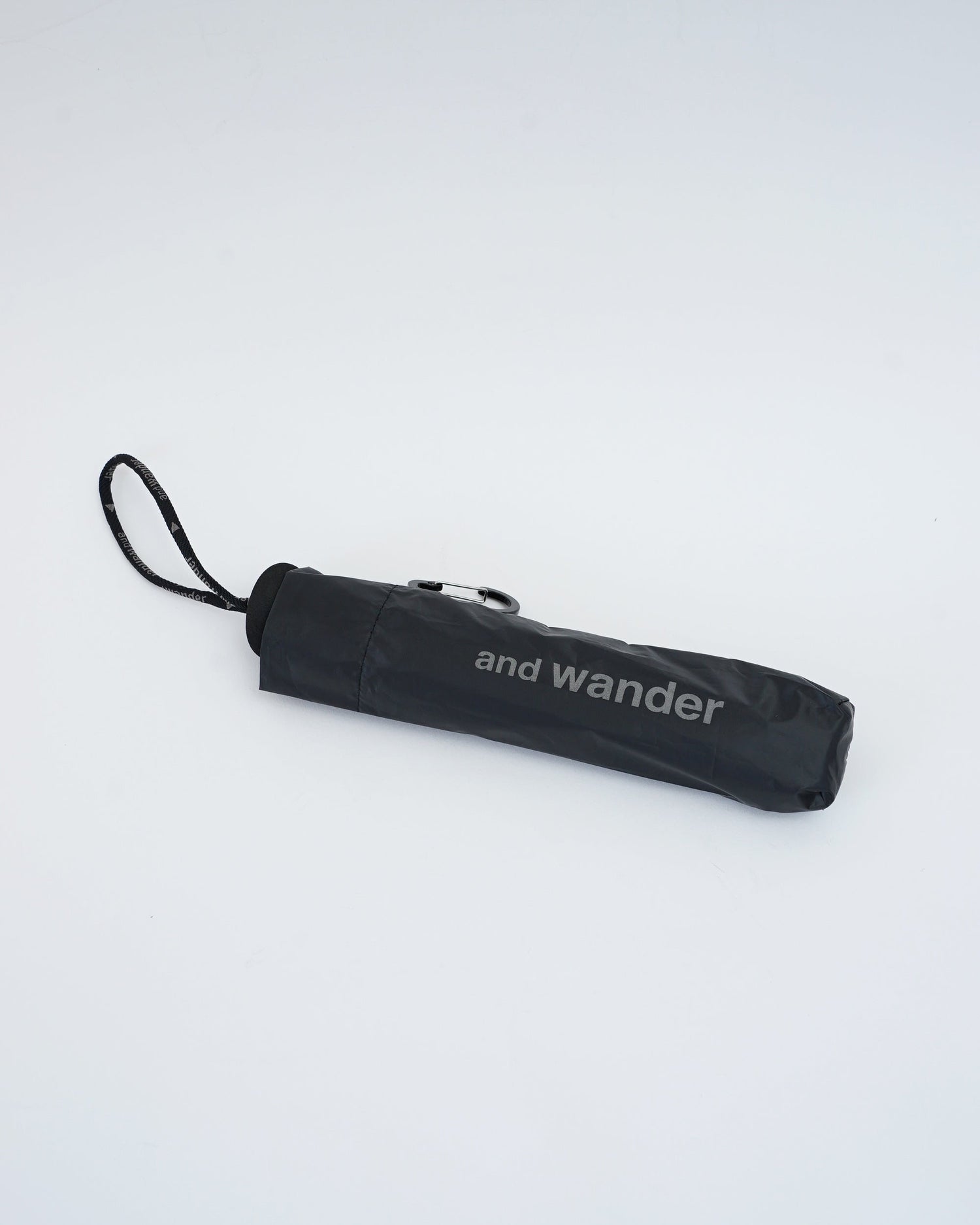 and wanderのブラックの折り畳み傘。正面から見た全体像。