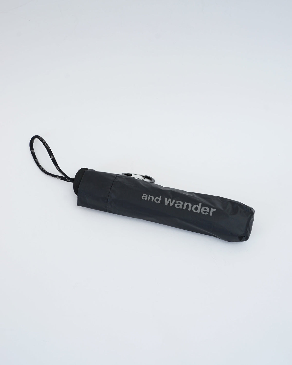 and wanderのブラックの折り畳み傘。正面から見た全体像。