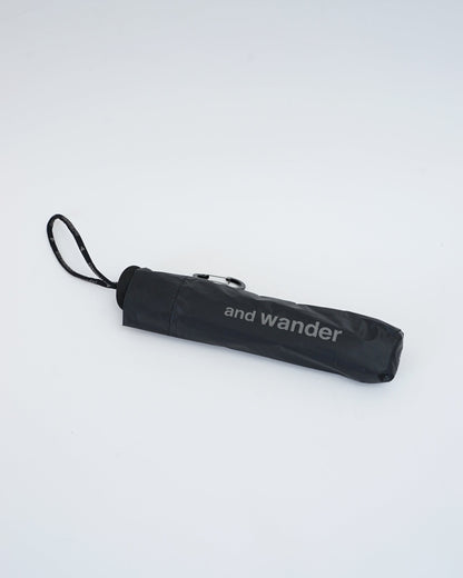 and wanderのブラックの折り畳み傘。正面から見た全体像。
