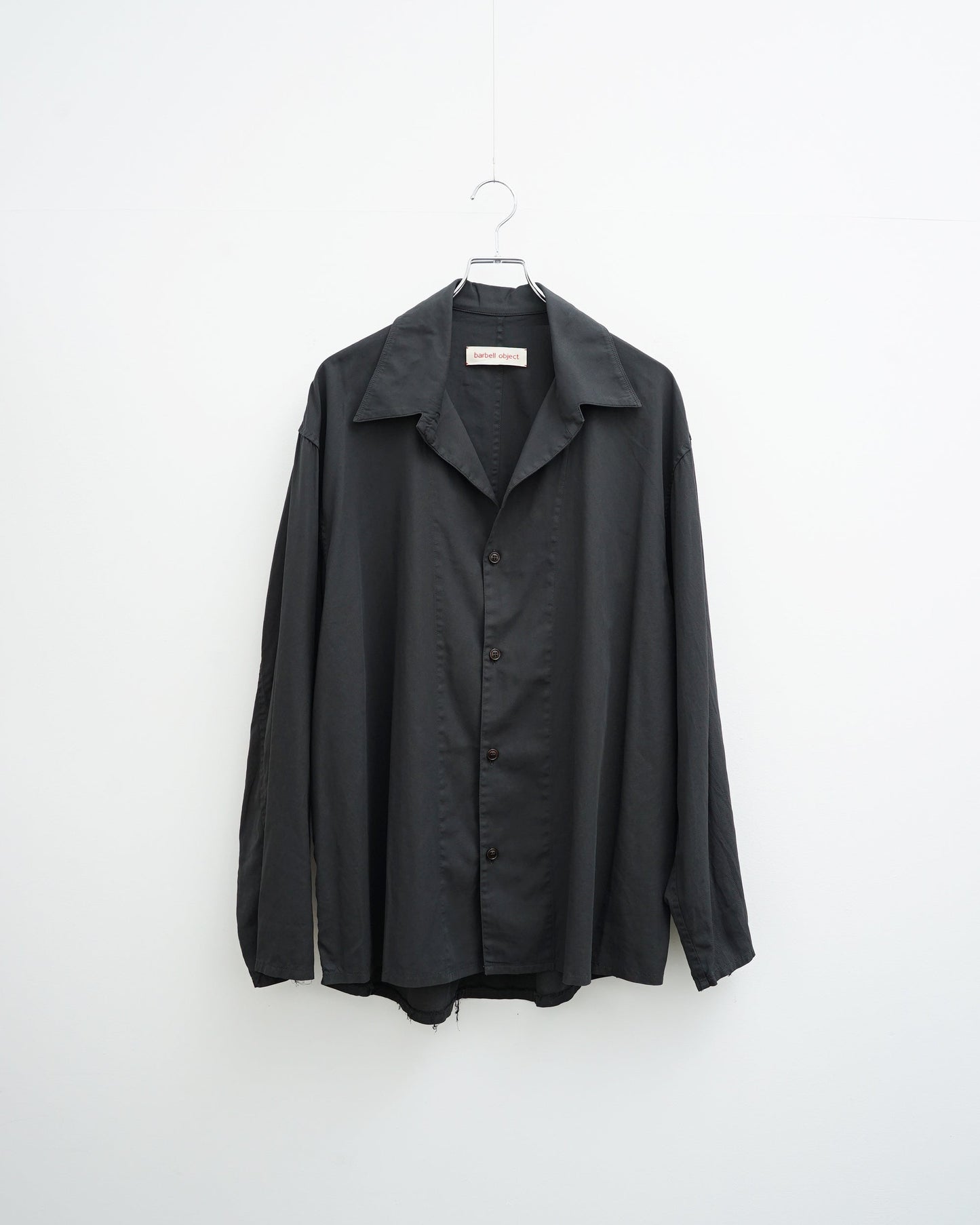 barbel objectのチャコールグレーオープンカラーシャツ。正面から見た全体像。