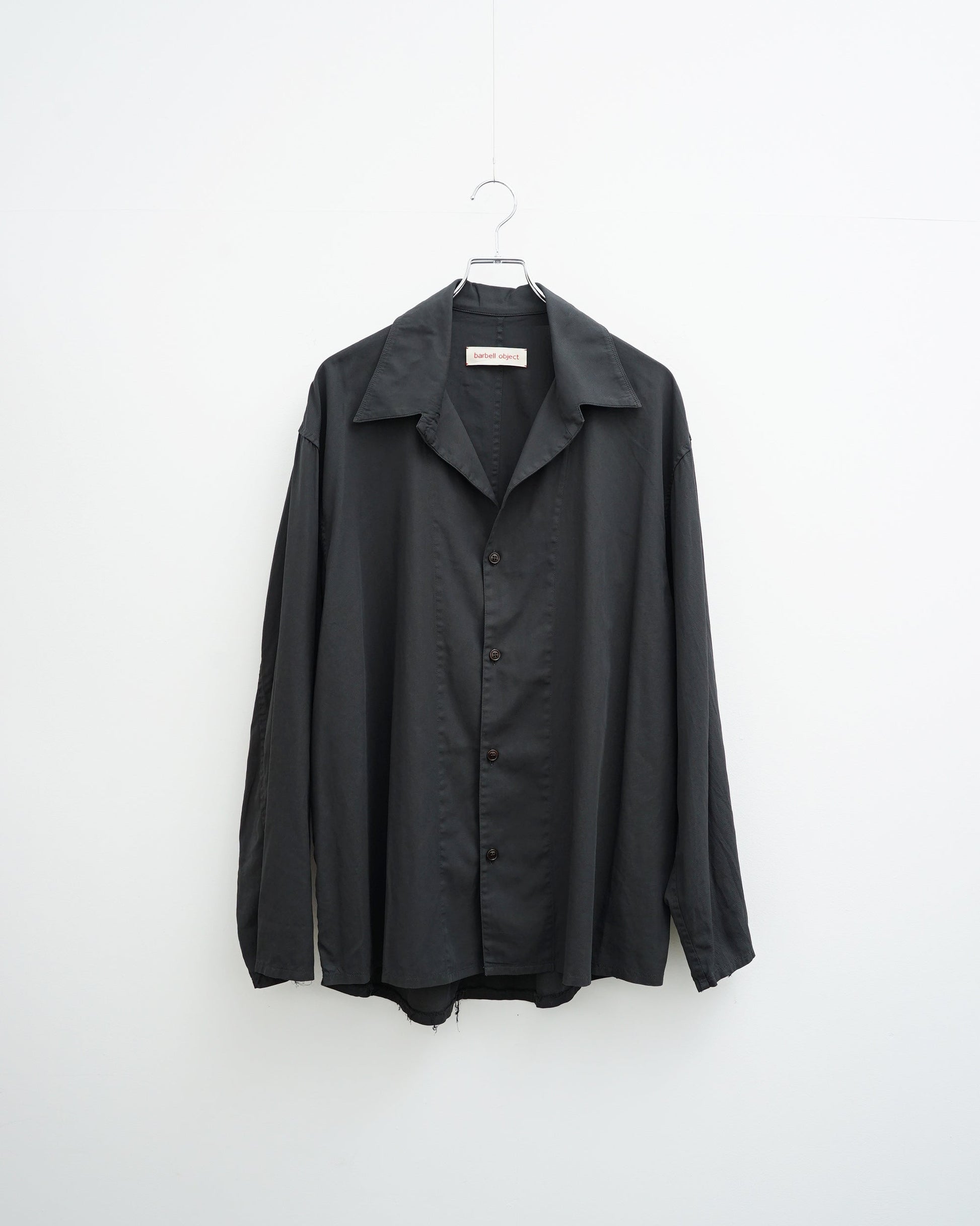 barbel objectのチャコールグレーオープンカラーシャツ。正面から見た全体像。