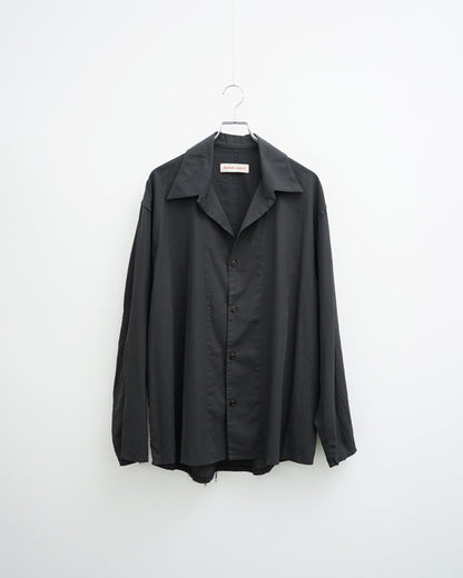 barbel objectのチャコールグレーオープンカラーシャツ。正面から見た全体像。