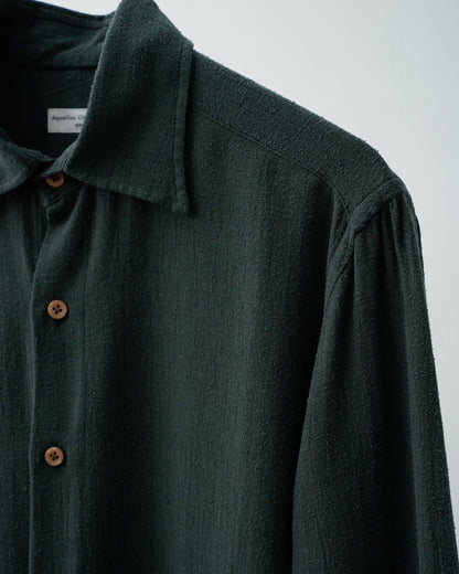 グリーンのレギュラーカラーシャツ。襟の形とボタンのディテール。