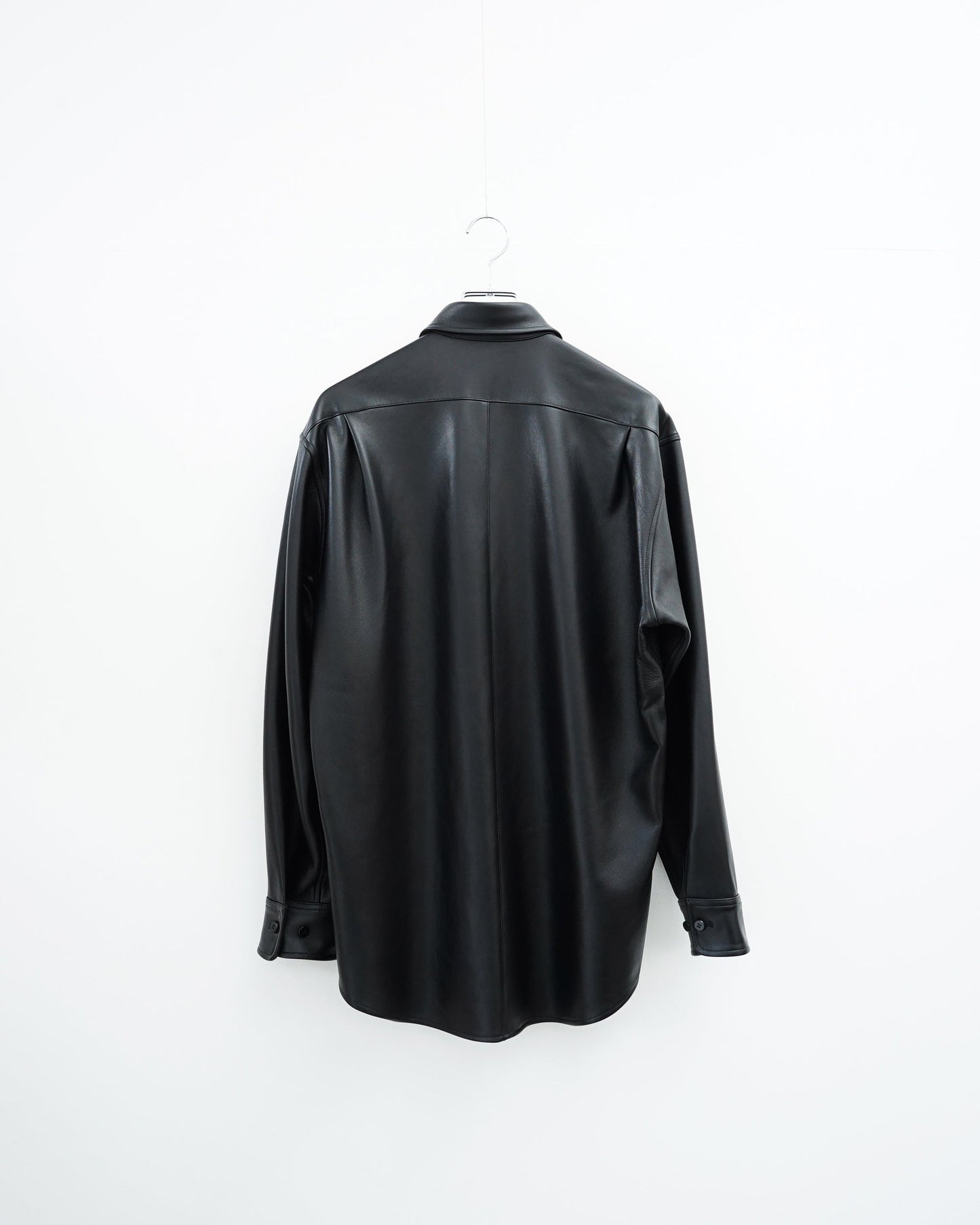 ブラックのラムレザーシャツ。背面から見た全体像。
