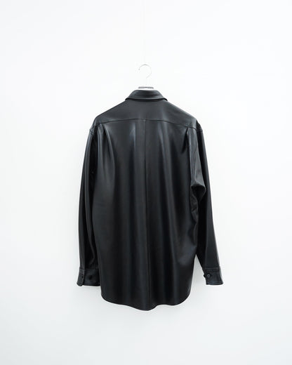 ブラックのラムレザーシャツ。背面から見た全体像。