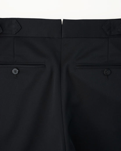 バックのウエスト部分とボタンディテール。