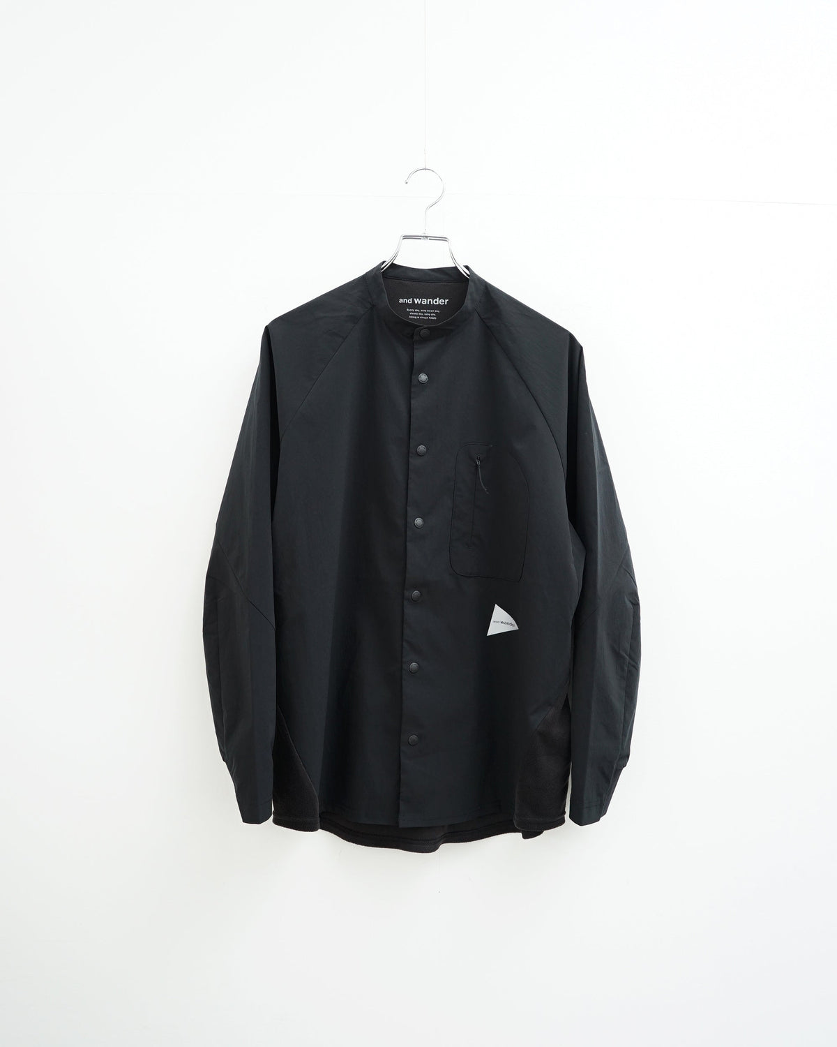 and wandar　fleece base band collar shirt。正面から見た全体像。
