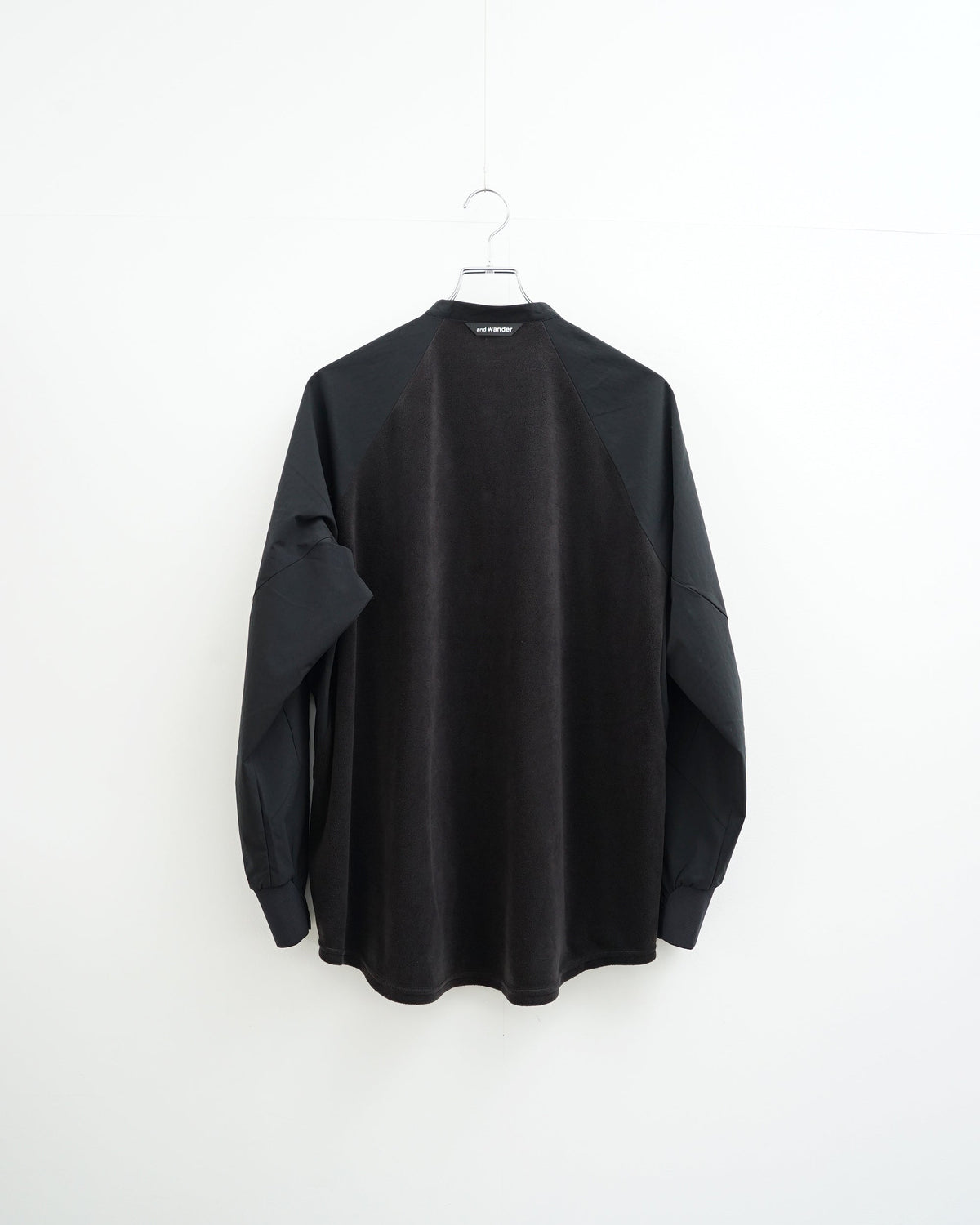 and wandar　fleece base band collar shirt（black）。背面から見た全体像。