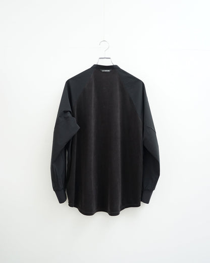 and wandar　fleece base band collar shirt（black）。背面から見た全体像。