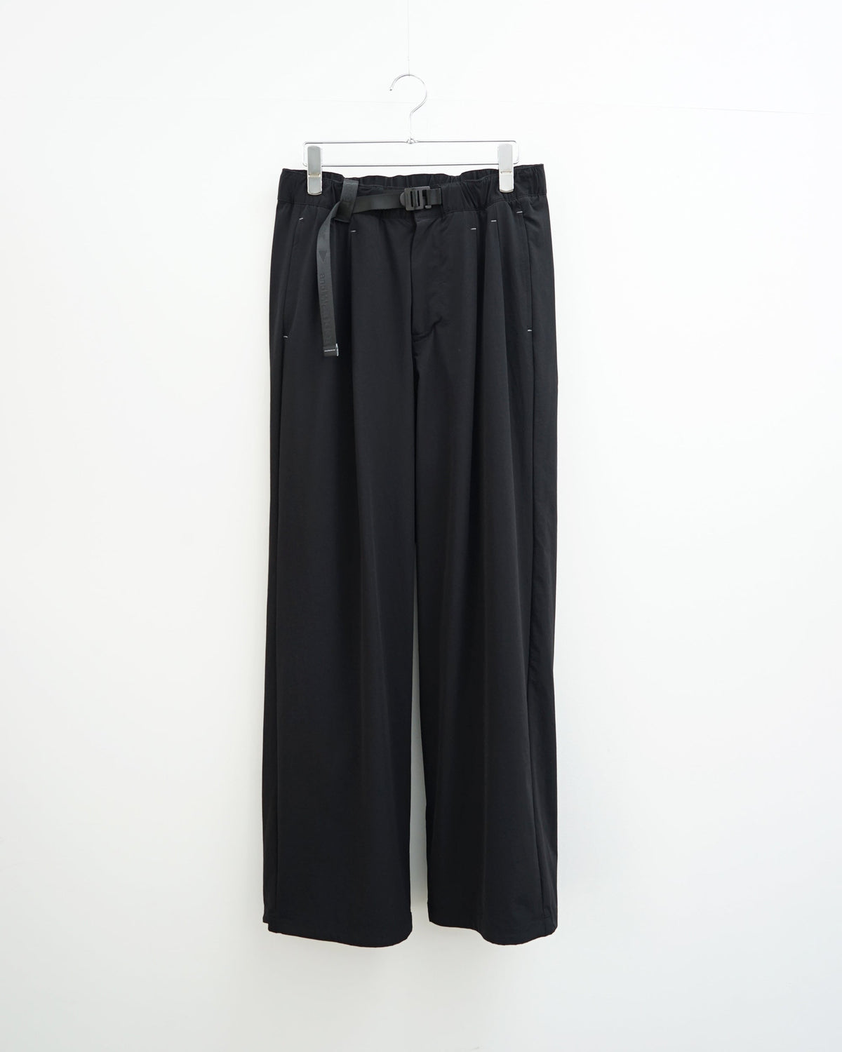 and wander　light w cloth wide pants（black）。正面から見た全体像。