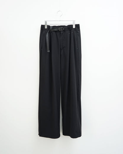 and wander　light w cloth wide pants（black）。正面から見た全体像。