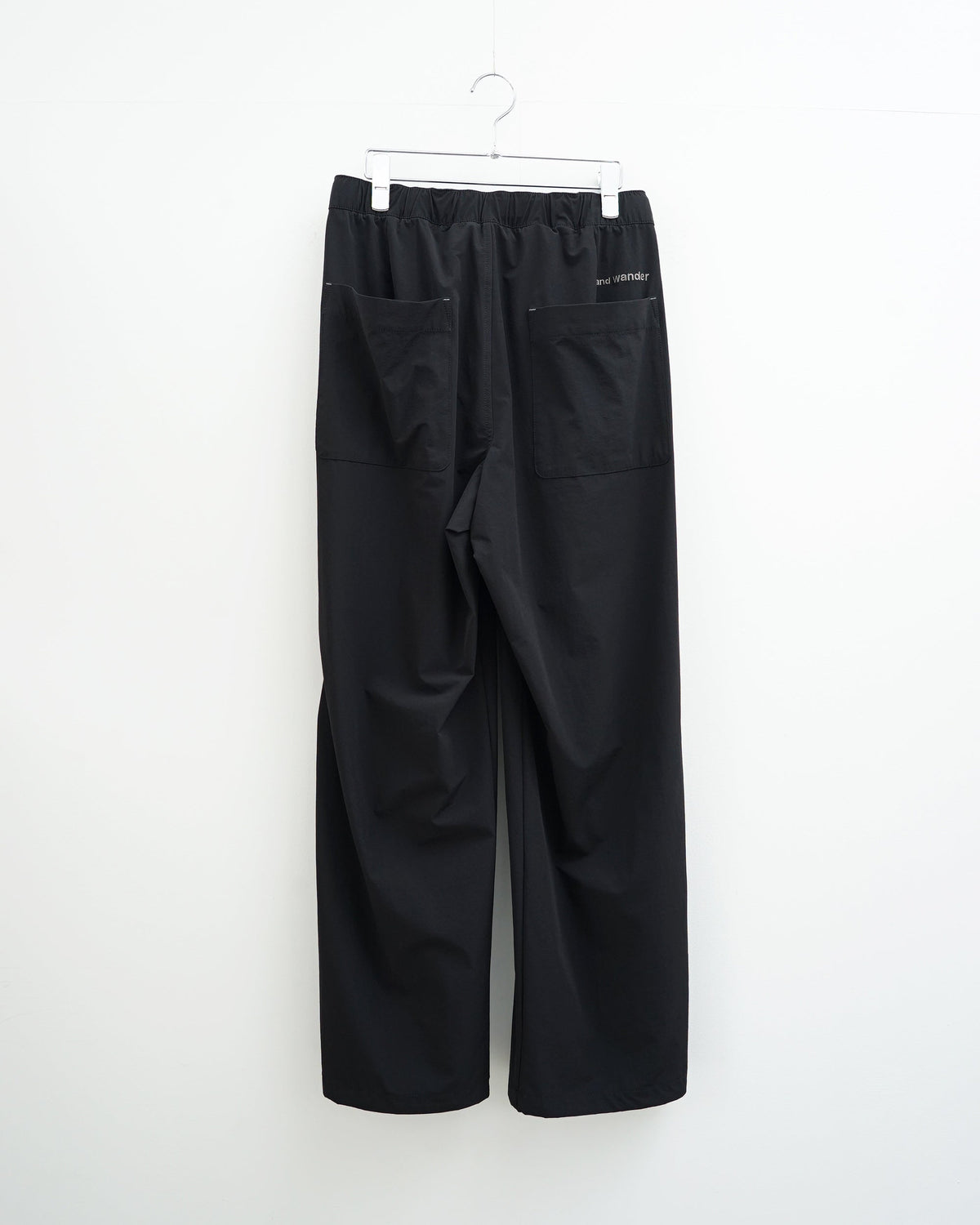 and wander　light w cloth wide pants（black）。背面から見た全体像。