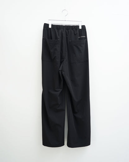 and wander　light w cloth wide pants（black）。背面から見た全体像。