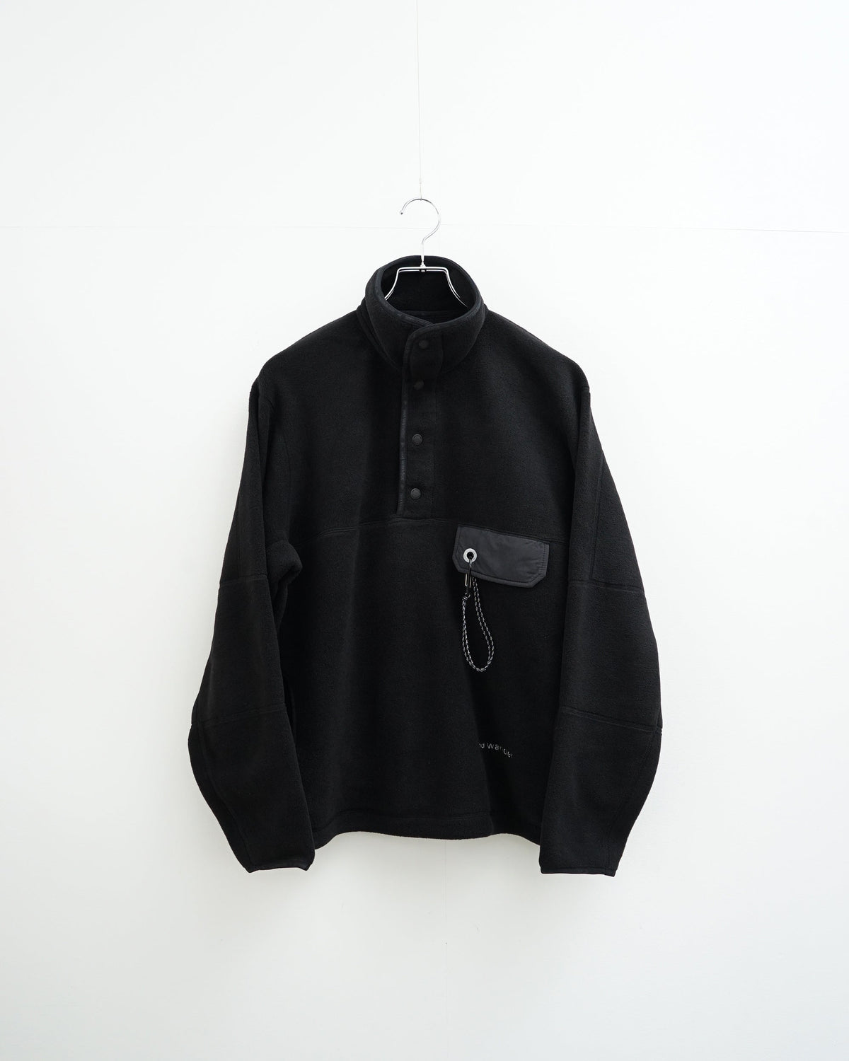 and wander wool fleece pullover (black)。正面から見た全体像。