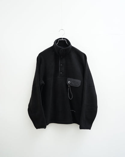 and wander wool fleece pullover (black)。正面から見た全体像。