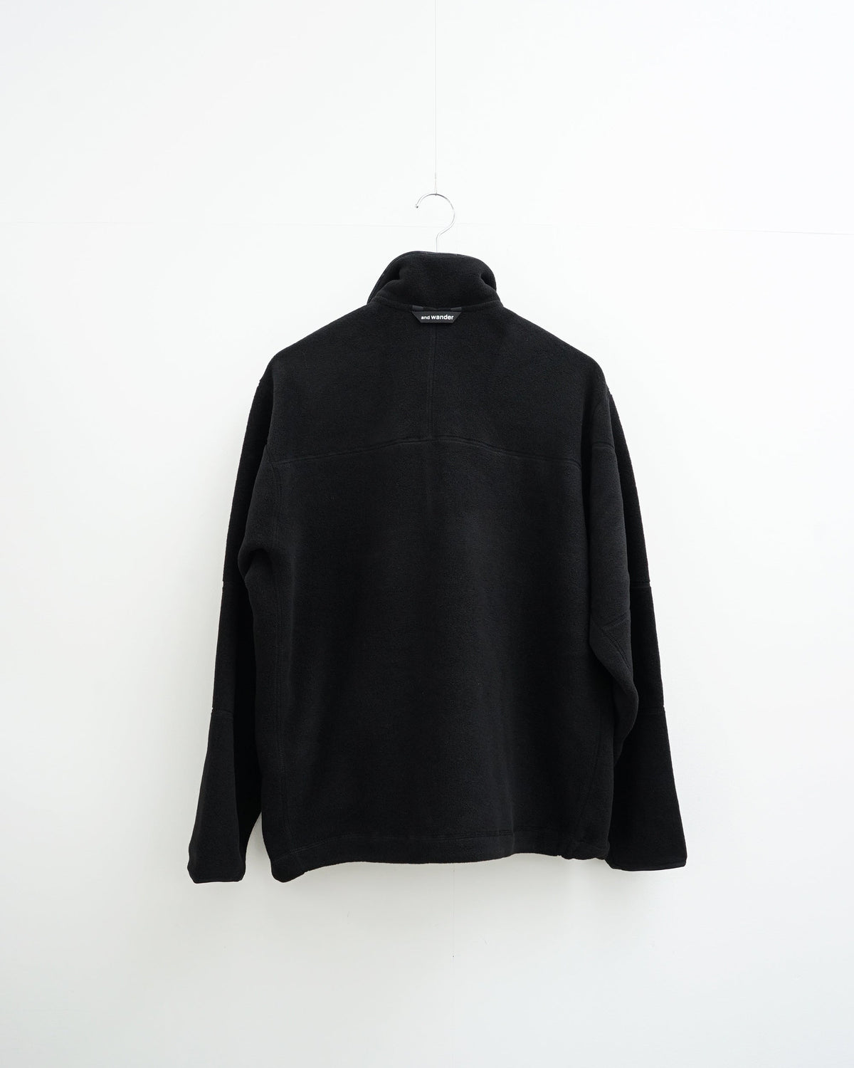and wander wool fleece pullover (black)。背面から見た全体像。