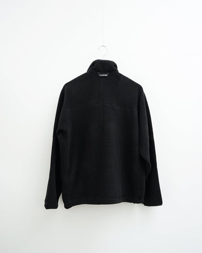 and wander wool fleece pullover (black)。背面から見た全体像。