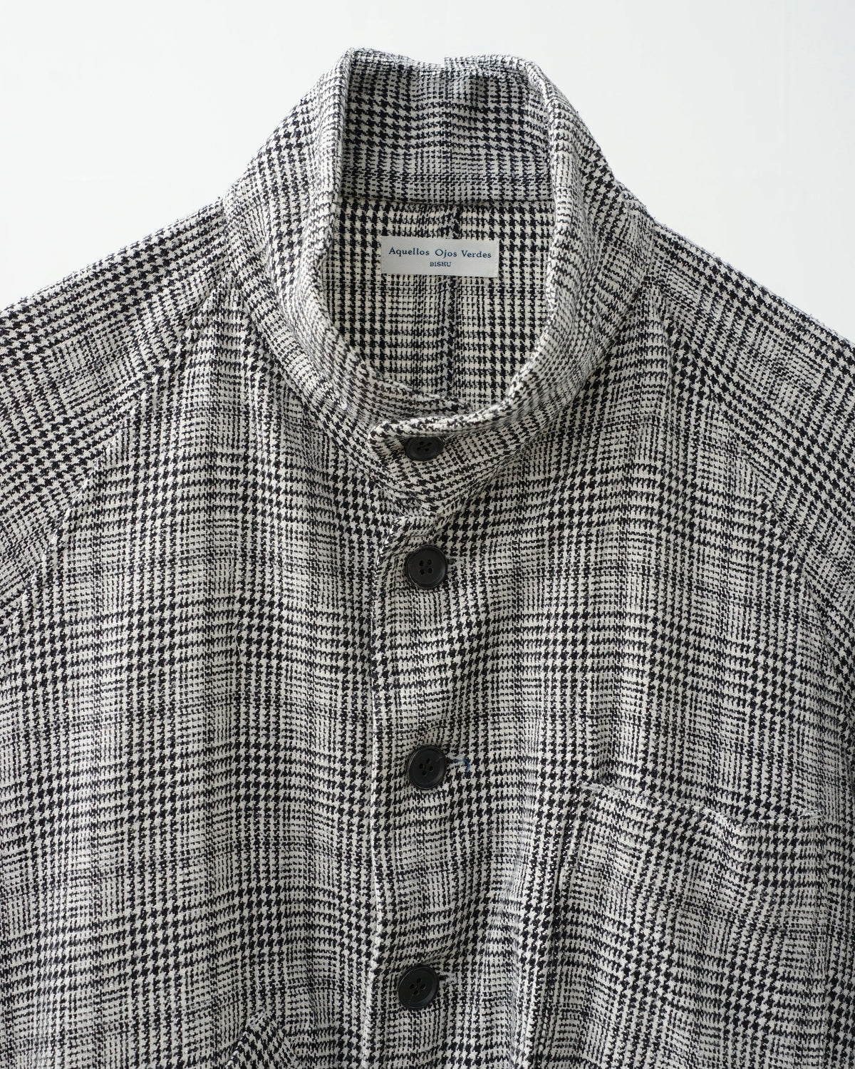 グレンチェックジャケット。襟とボタン部分のディテール。
