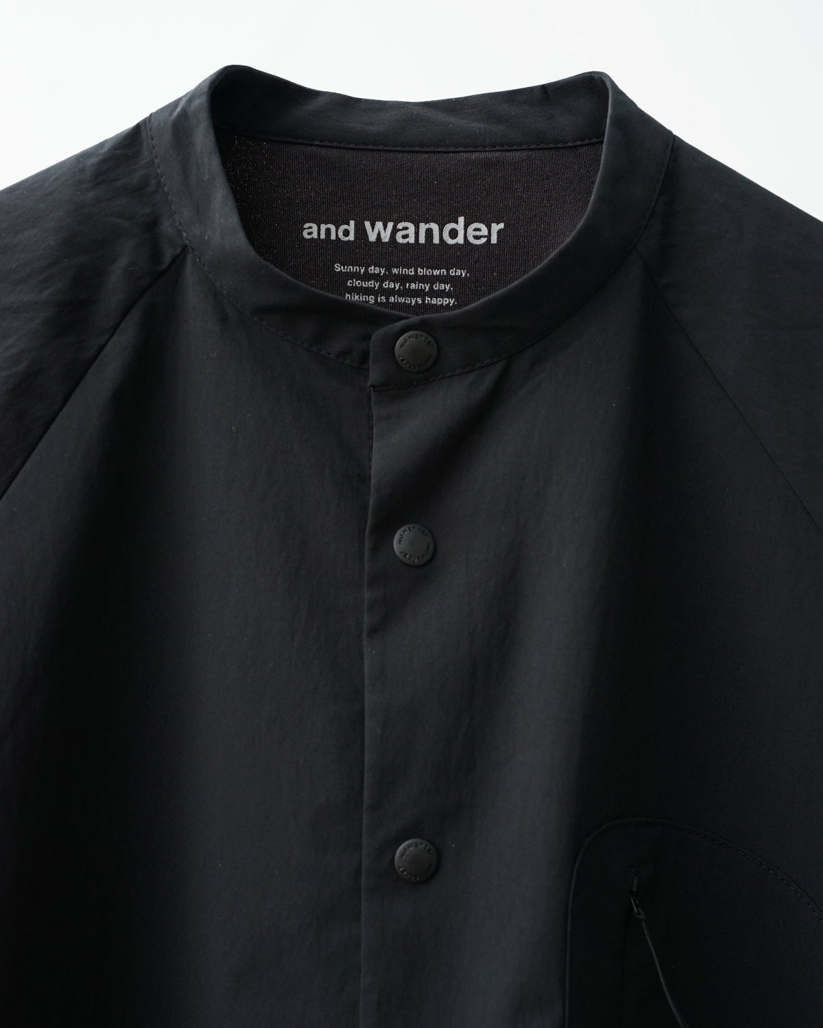 and wandar　fleece base band collar shirt（black）。襟のデザインとスナップボタンのアップ。