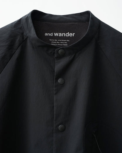 and wandar　fleece base band collar shirt（black）。襟のデザインとスナップボタンのアップ。