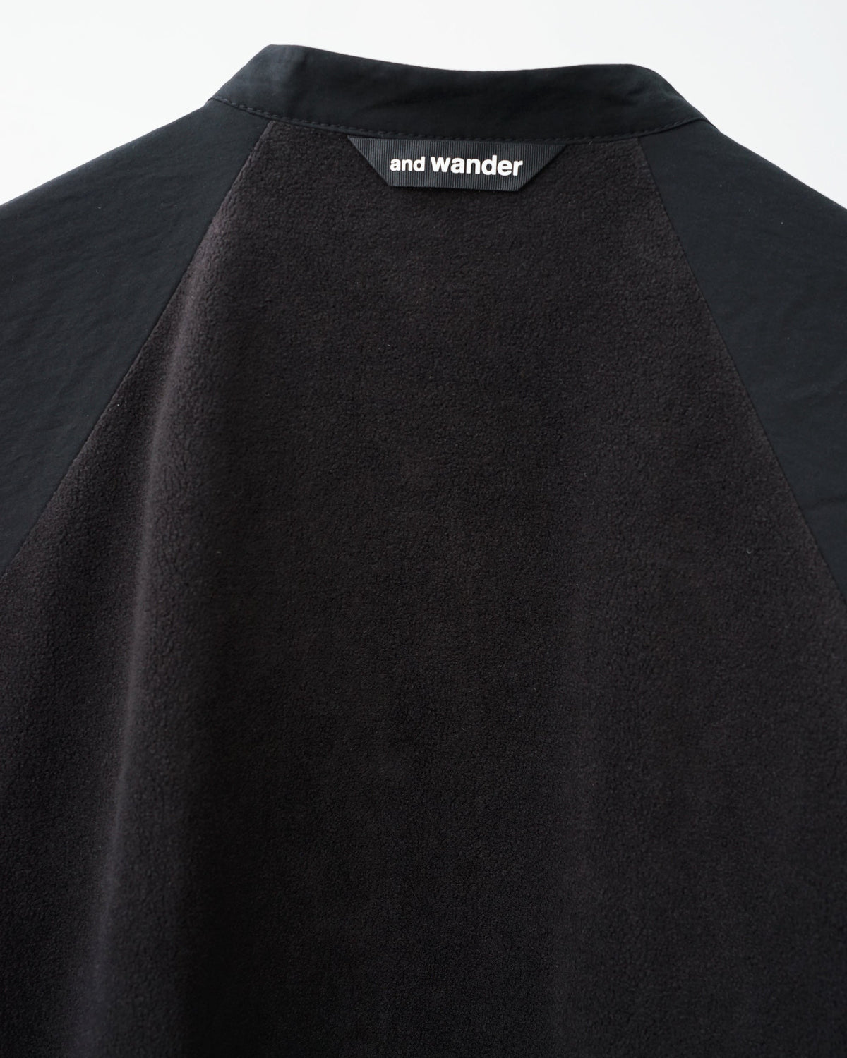 and wandar　fleece base band collar shirt。背面のフリース部分と襟元のブランドタグアップ。