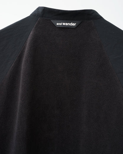and wandar　fleece base band collar shirt。背面のフリース部分と襟元のブランドタグアップ。