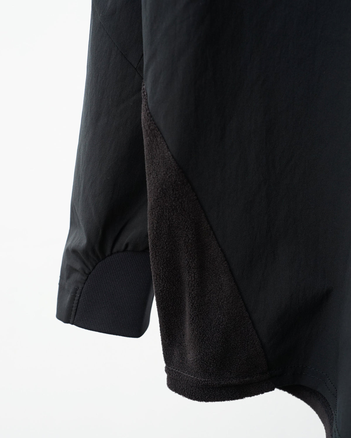 and wandar　fleece base band collar shirt（black）。フリースの切り替えと袖口のアップ。