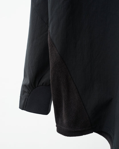 and wandar　fleece base band collar shirt（black）。フリースの切り替えと袖口のアップ。