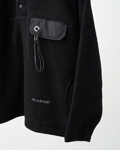 and wander wool fleece pullover (black)。胸のポケットとカラビナパーツ。