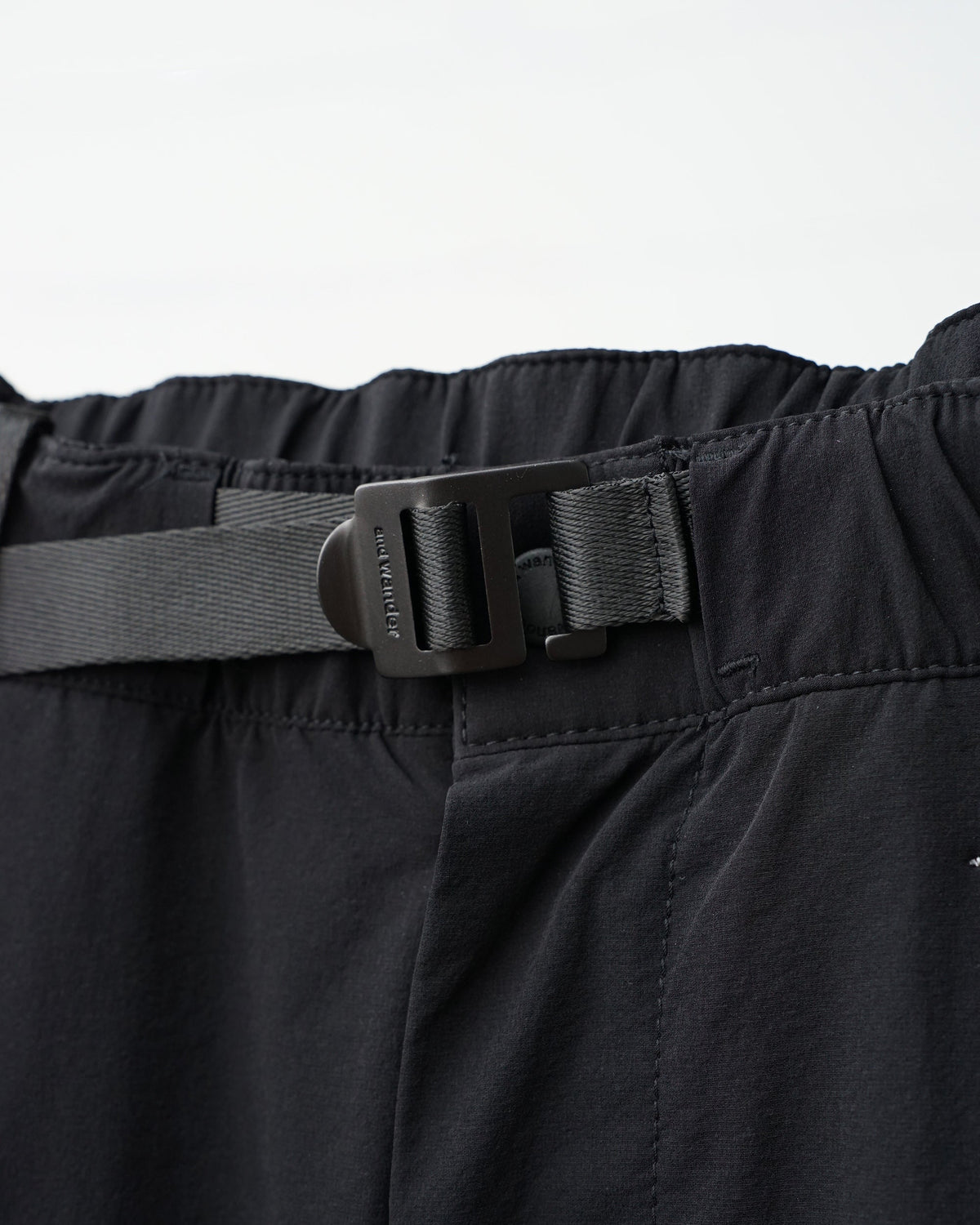 and wander　light w cloth wide pants（black）。ベルトのバックルパーツ。
